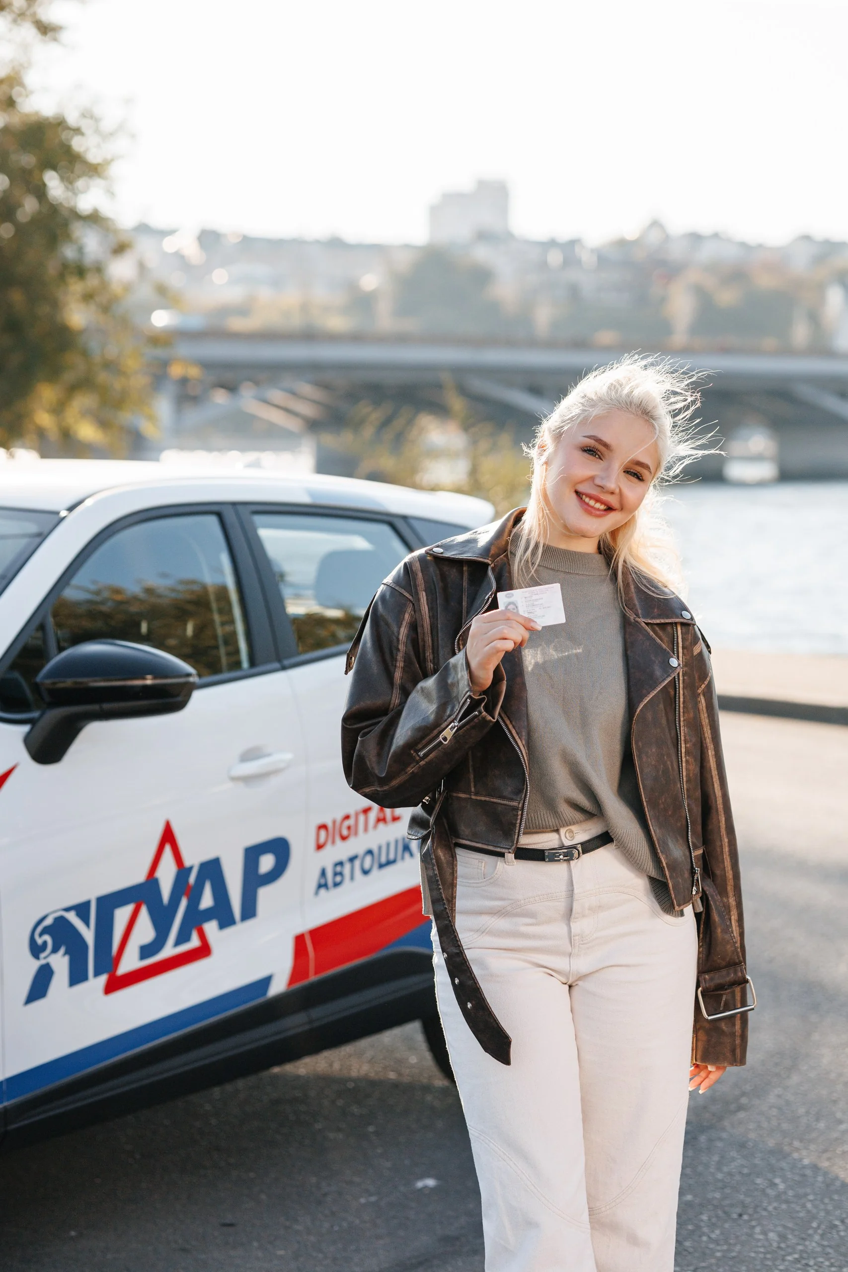 Выпускница автошколы с водительским удостоверением