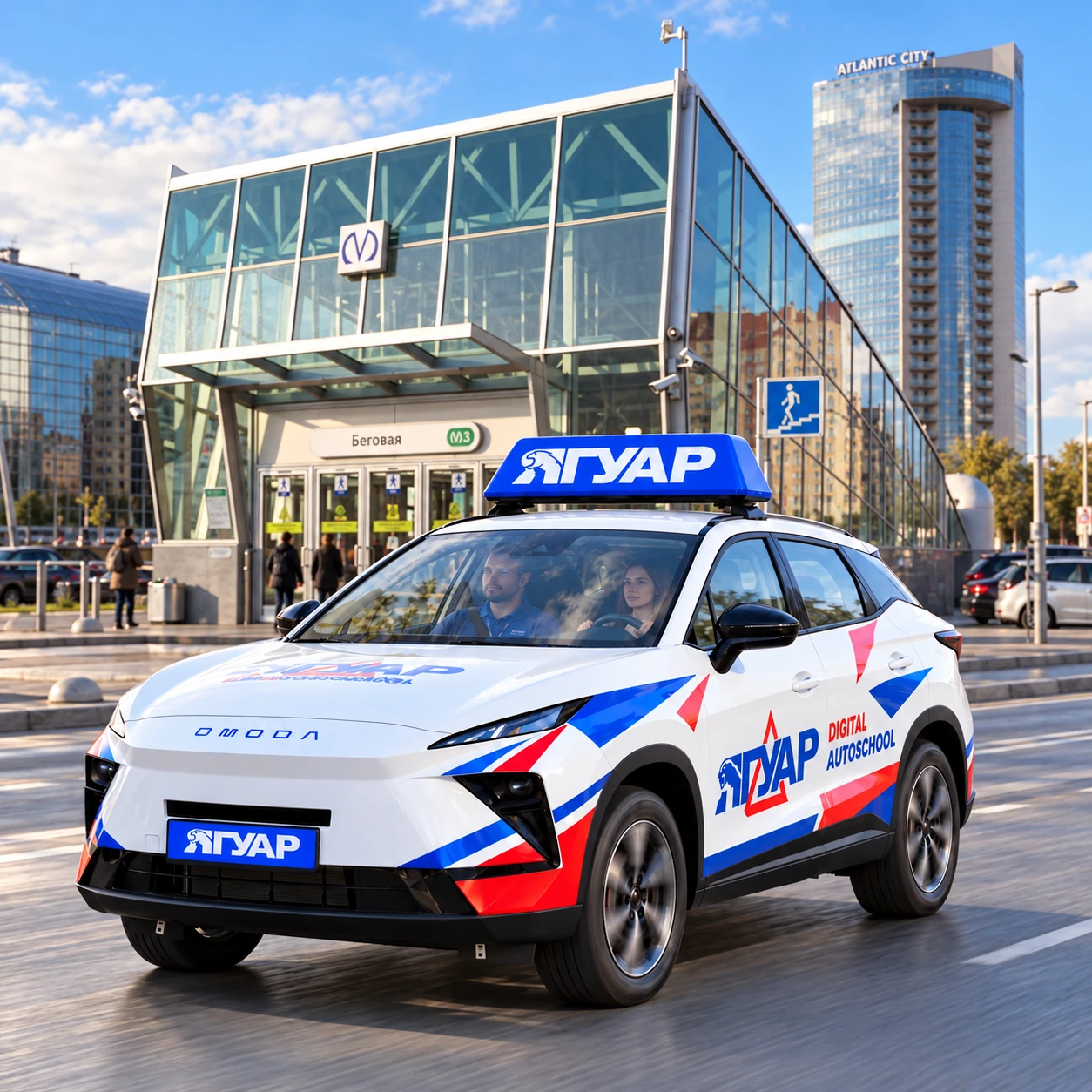 Учебный автомобиль «Ягуар» в движении рядом с метро Беговая
